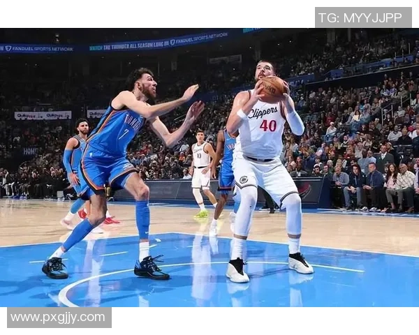 快船与雷霆激战第二场西部半决赛悬念再起争夺总决赛席位的关键对决 快船与雷霆激战第二场西部半决赛悬念再起争夺总决赛席位的关键对决