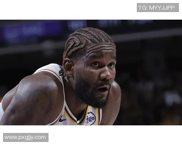 纯纯的蓝领中锋!湖人的打法彻底没有发挥出艾顿各方面的潜能? 纯纯的蓝领中锋!湖人的打法彻底没有发挥出艾顿各方面的潜能?